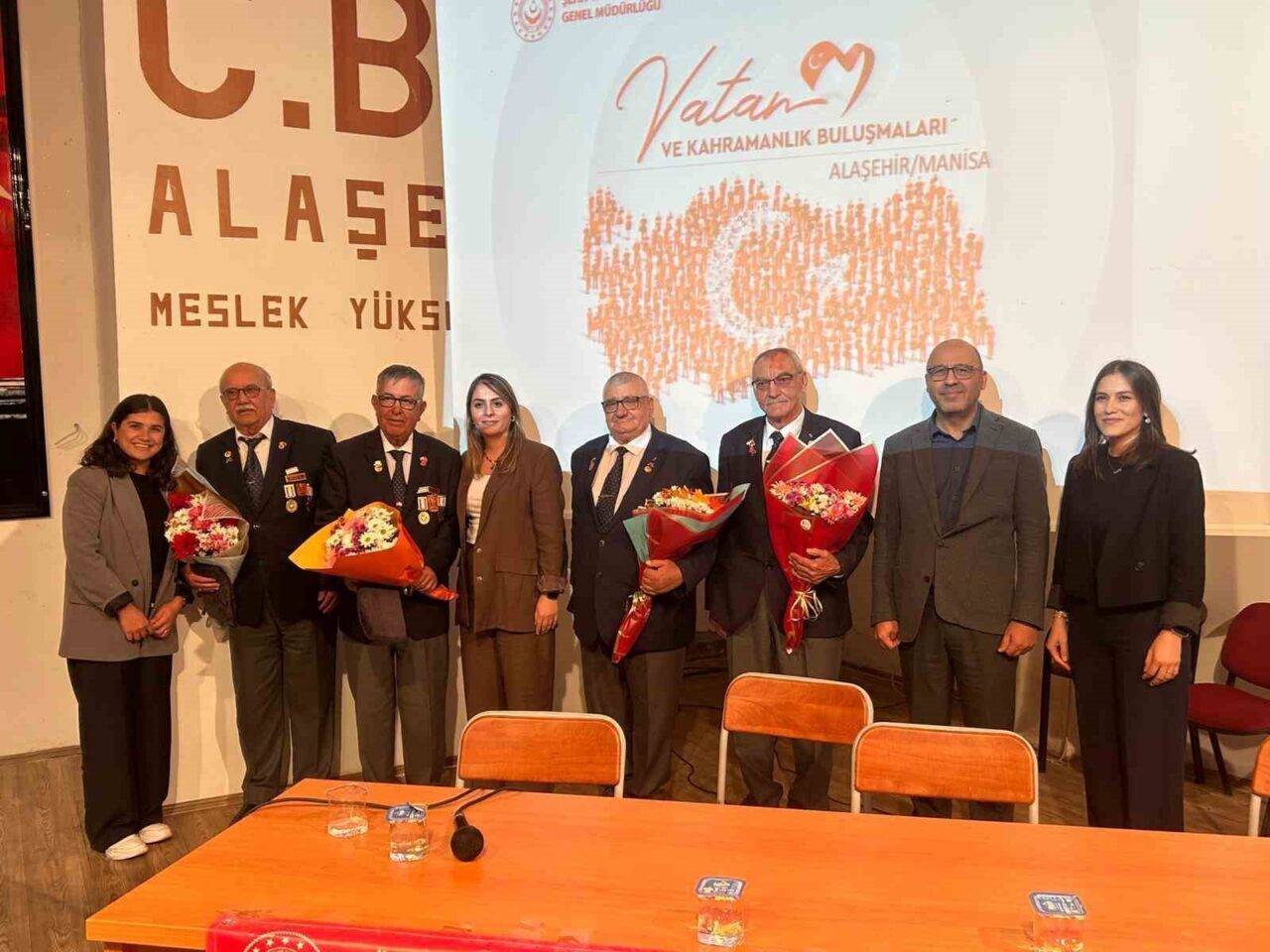 Manisa'nın Alaşehir ilçesinde 29 Ekim Cumhuriyet Bayramı kutlamaları kapsamında "Vatan