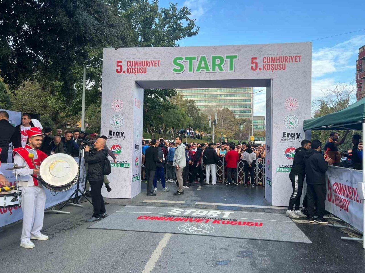 Gaziosmanpaşa Belediyesi, Cumhuriyet'in 102. yılı dolayısıyla 5. Cumhuriyet Koşusunu düzenledi.