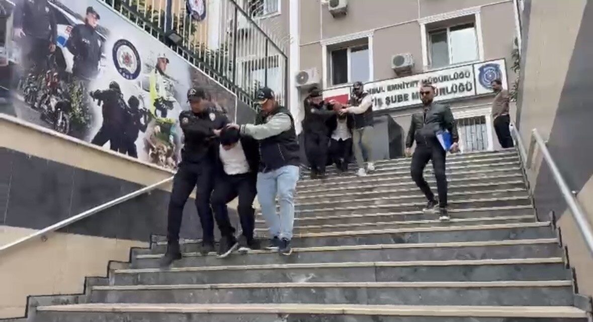 İstanbul Gaziosmanpaşa'da kuyumcuda altın bozdurma bahanesiyle içeri giren 4 kişi,