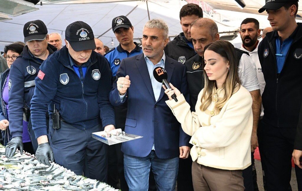 Gaziosmanpaşa Belediyesi Zabıta Müdürlüğü, semt pazarlarında balık denetimlerine hız verdi.