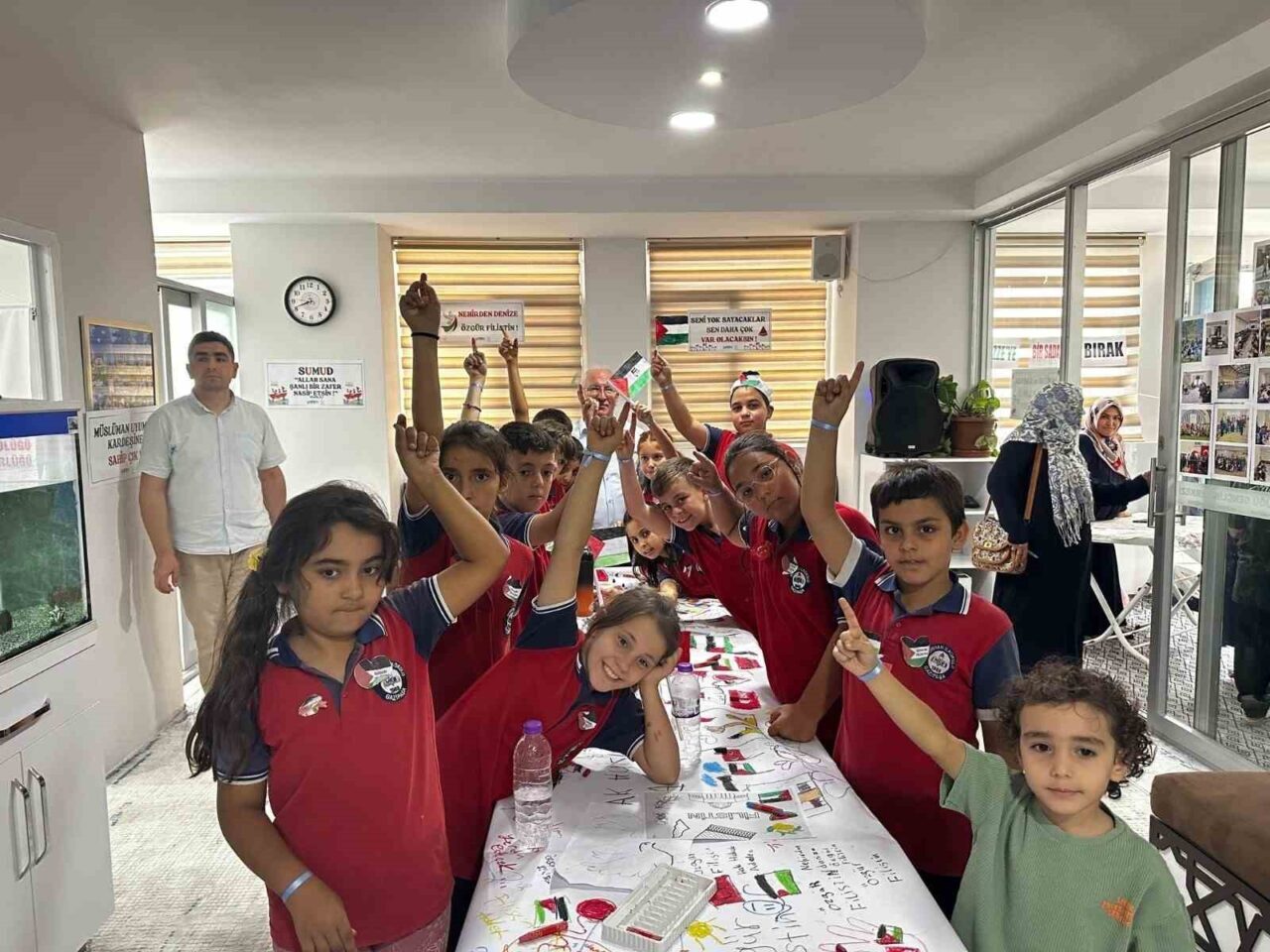 Antalya'nın Gazipaşa ilçesinde öğrenciler, Gazze'de kaybedilen çocuklar anısına resim yaparak