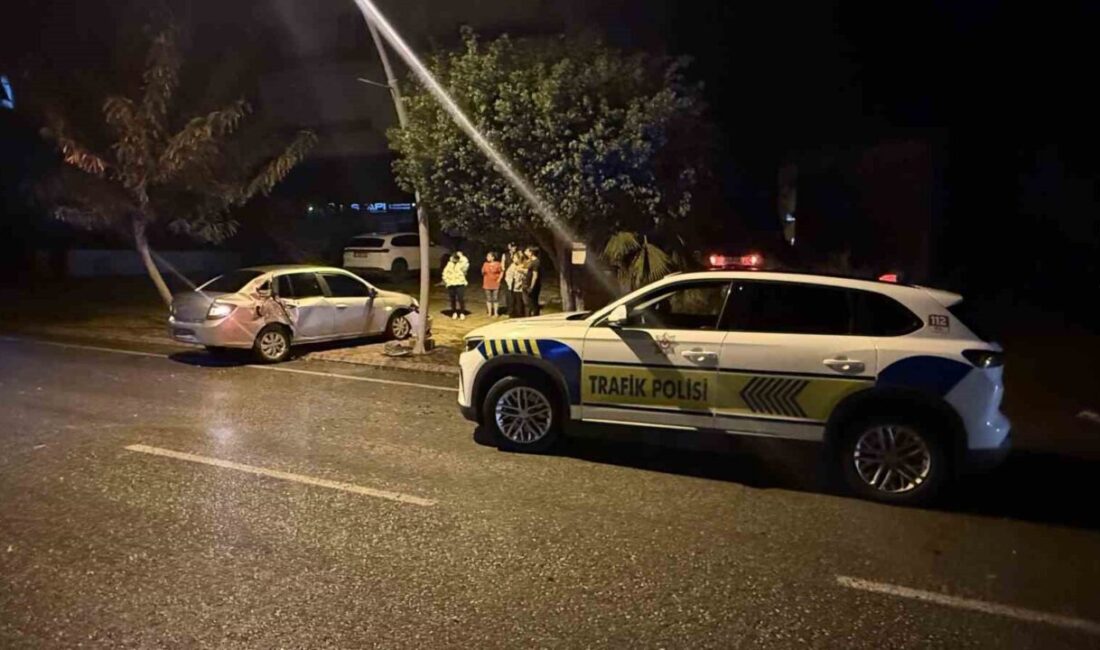 Gazipaşa’da Hızlı Giden Araç, Kaldırımdaki Ağaçlara Çarptı; Sürücü Kaçtı Antalya'nın Gazipaşa ilçesinde, aşırı hız nedeniyle direksiyon hakimiyetini kaybeden 07