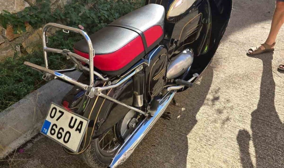 Antalya'nın Gazipaşa ilçesinde mıcırlı yolda kayarak devrilen motosikletten düşen Frank