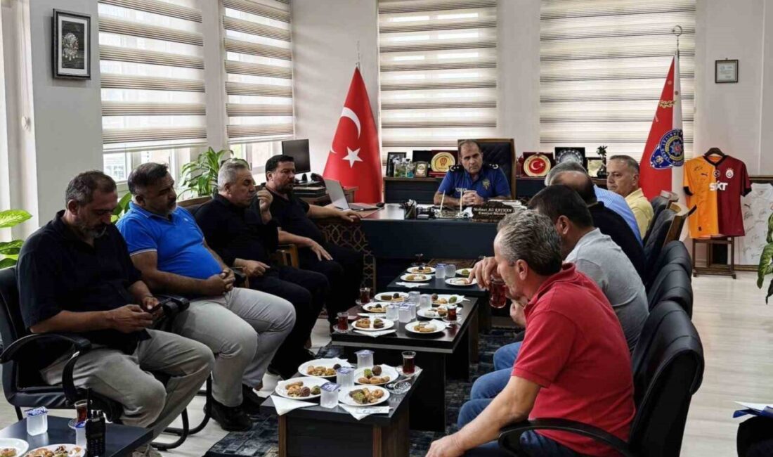 Antalya’da Huzur Toplantısı ile Asayiş, Trafik Güvenliği ve Uyuşturucu ile Mücadele Ele Alındı Antalya'nın Gazipaşa ilçesinde, İlçe Emniyet Müdürü Mehmet Ali Kayhan liderliğinde