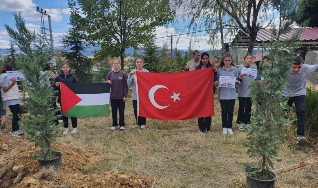 Afyonkarahisar'ın Akharım Beldesi'ndeki Atatürk Ortaokulu, Gazze için barış bahçesi kurdu.