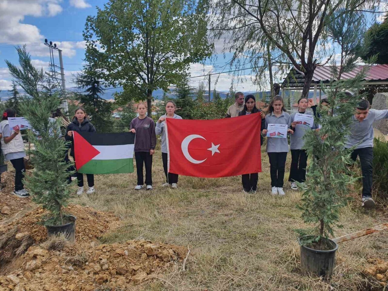 Afyonkarahisar'ın Akharım Beldesi'ndeki Atatürk Ortaokulu, Gazze için barış bahçesi kurdu.