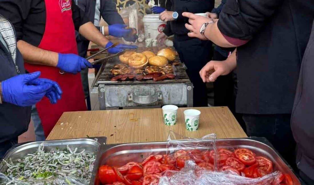 Şuhut Anadolu Lisesi’nde Gazze İçin Hayır Çarşısı Açıldı, Elde Edilen Gelirle Mağdurlara Yardım Yapılacak Afyonkarahisar Şuhut Anadolu Lisesi, 'ÇEDES Gazze İçin Seferber' temalı bir