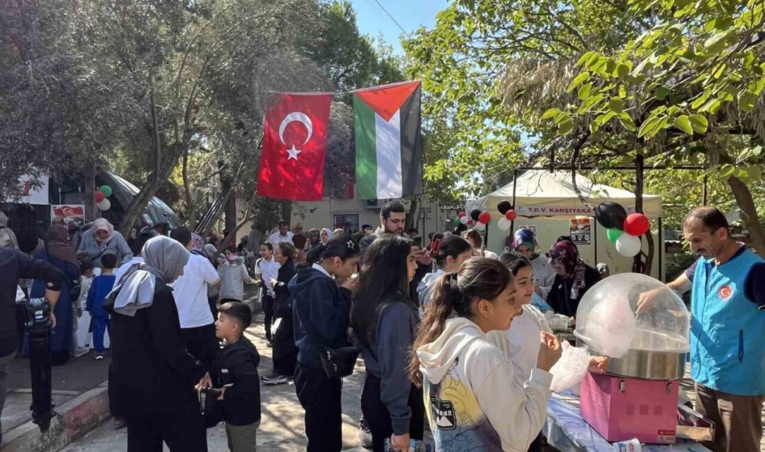 İzmir'in Karşıyaka ilçesinde, Gazze halkına destek olmak amacıyla "Hayır Çarşısı"
