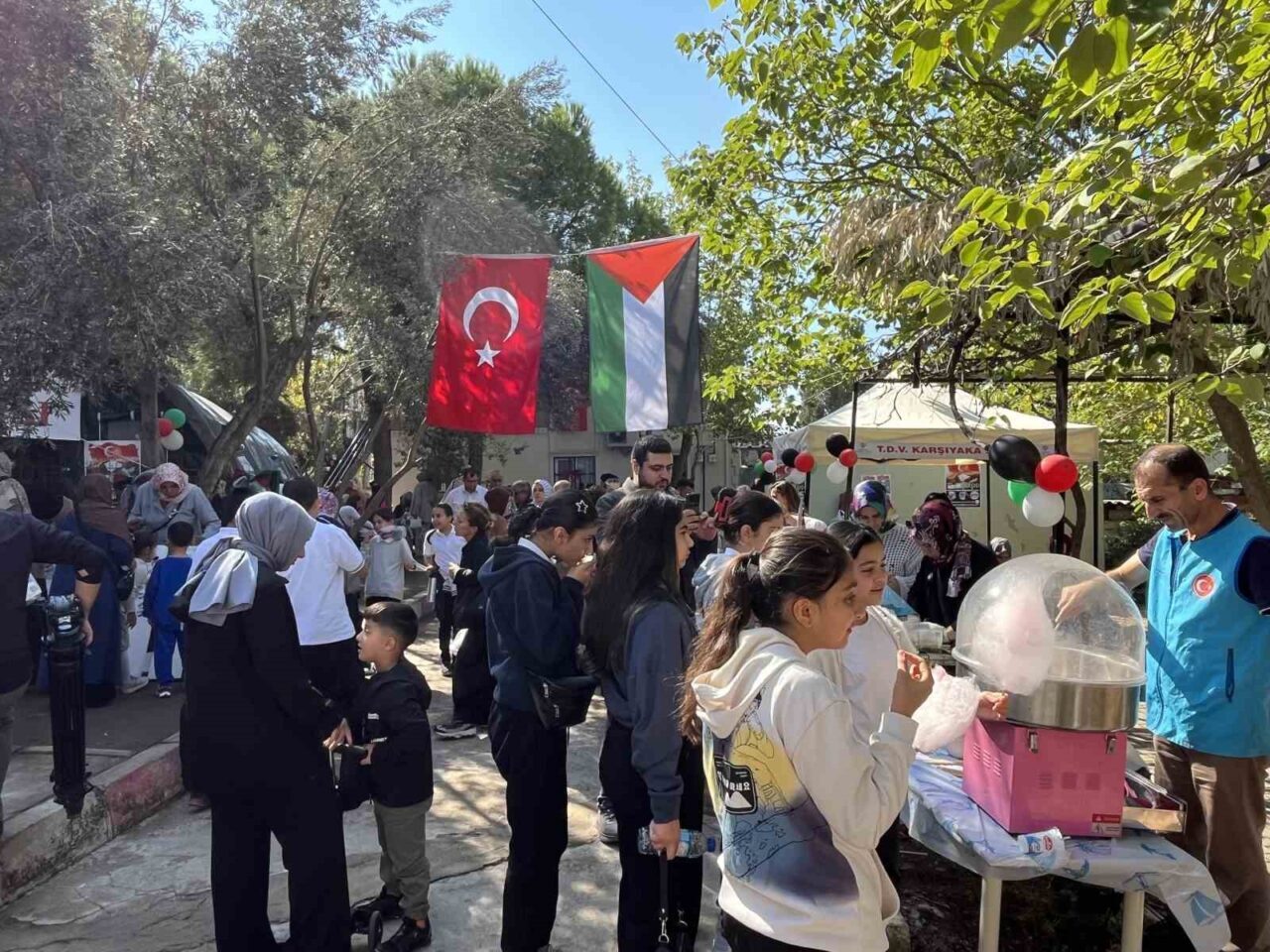 İzmir'in Karşıyaka ilçesinde, Gazze halkına destek olmak amacıyla "Hayır Çarşısı"