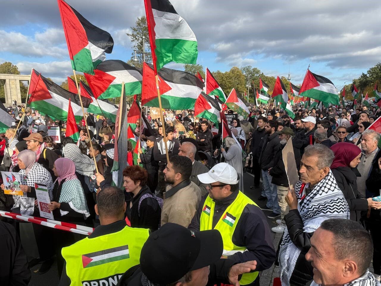 Berlin'de 16 bin kişinin katıldığı "Gazze için Birlik" gösterisinde, Filistin'e