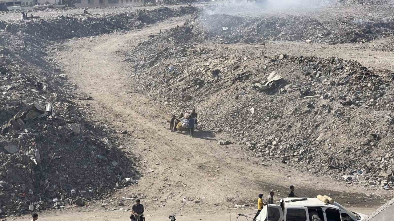 Gazze Belediyesi, şehirde biriken çöp miktarının 250 bin tonu geçmesiyle