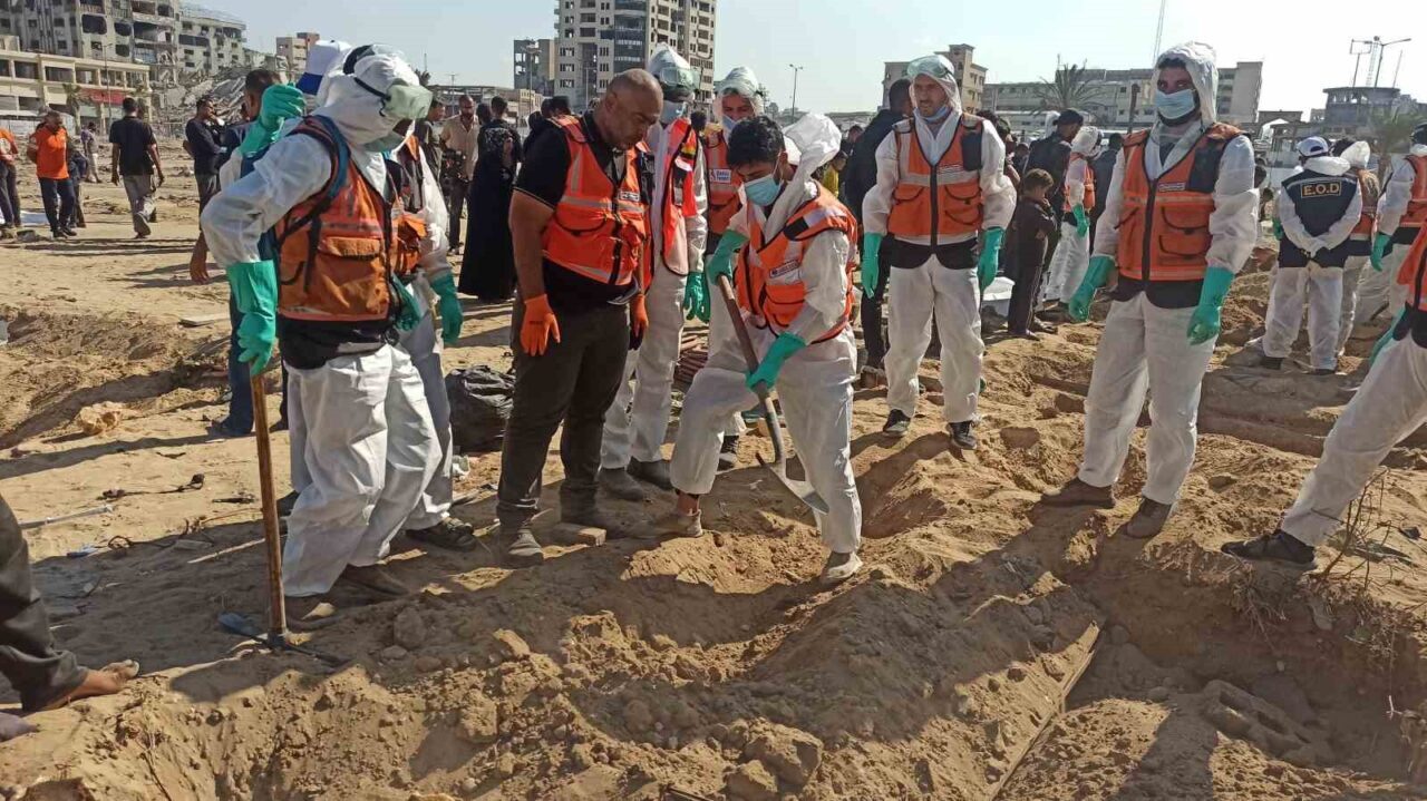 Gazze Şeridi'nde, İsrail saldırıları sonucu hayatını kaybeden 42 kişinin cenazesi