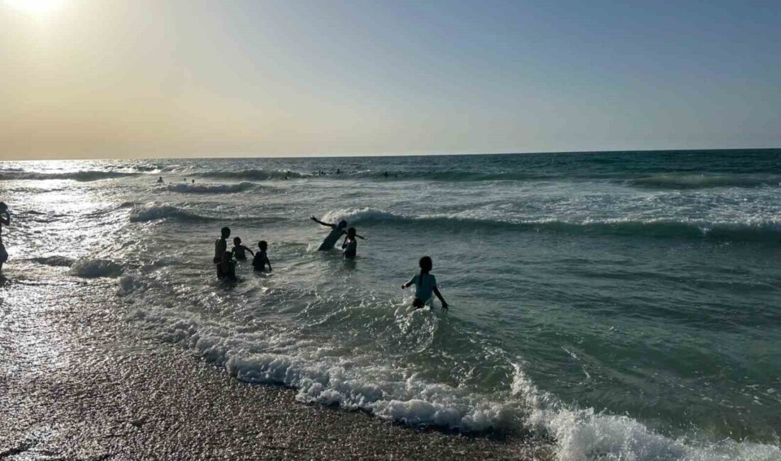 Gazzeli Çocuklar Umutla Aktivistlerin Gelmesini Bekliyor, İsrail Müdahalesine Rağmen Yardım Talep Ediyorlar Gazzeli çocuklar, İsrail'in engellemelerine rağmen Küresel Sumud Filosu'nu bekliyor. 16