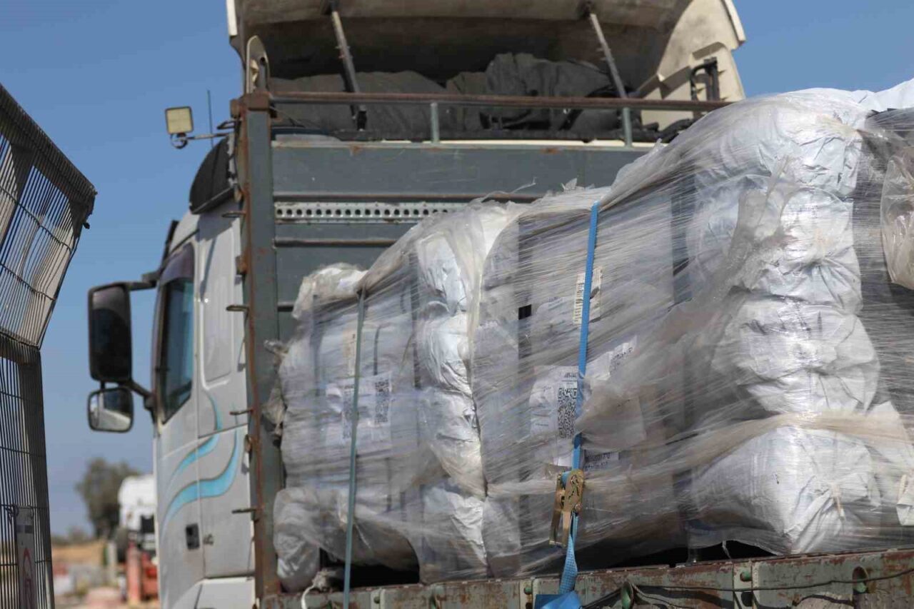 İsrail ile Hamas arasında gerçekleştirilen ateşkesin ardından, insani yardım taşıyan