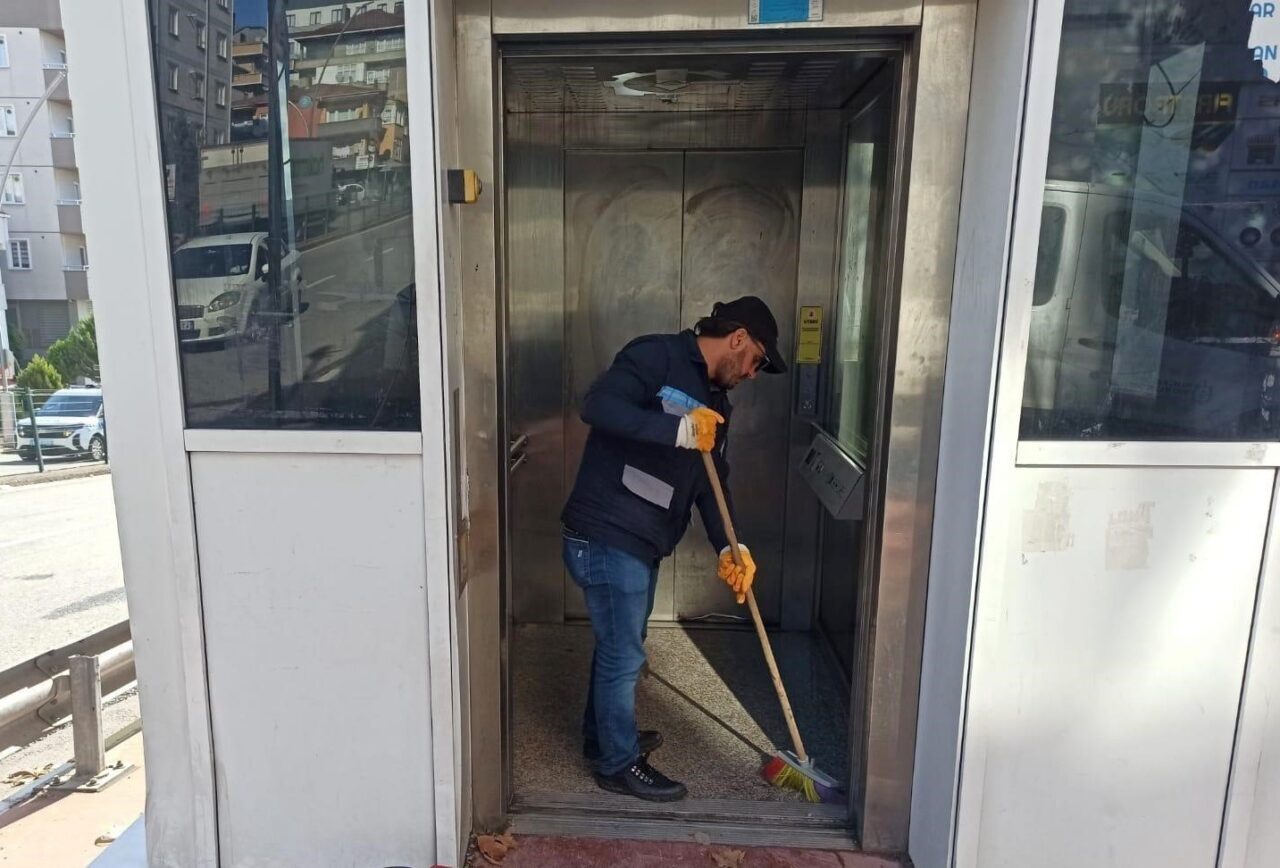 Gebze'de vatandaşların ulaşımını kolaylaştırmak için üst geçitlerde temizlik ve bakım