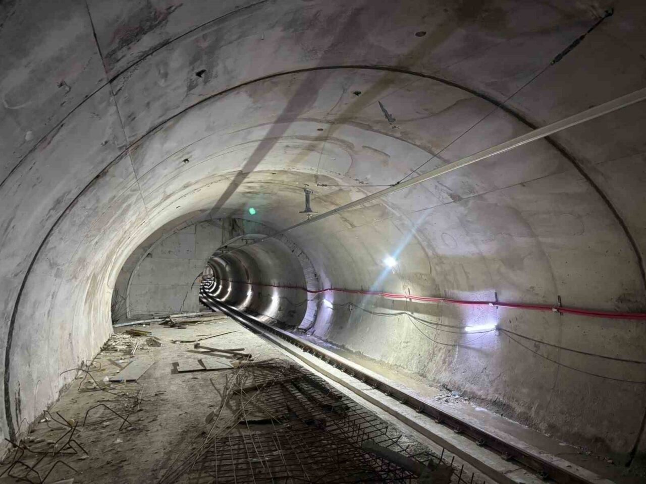 Kocaeli'nin Gebze ilçesinde 7 katlı bir bina, bilinmeyen bir nedenle