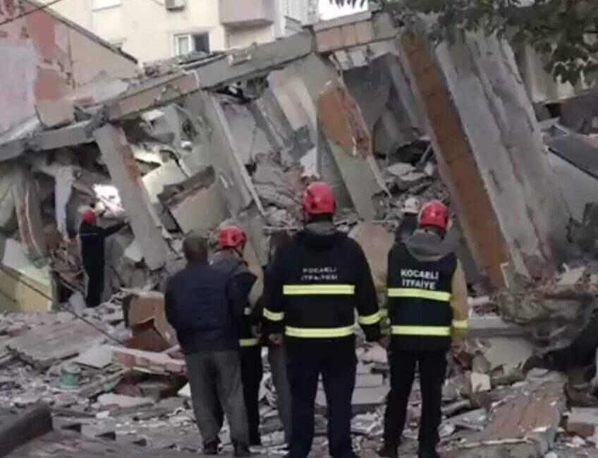 Gebze’de 6 Katlı Bir Bina Çöktü, Olay Yeri Güvenlik Ekipleriyle Doldu Kocaeli'nin Gebze ilçesinde, Güzeller Mahallesi'nde bir 6 katlı bina bilinmeyen