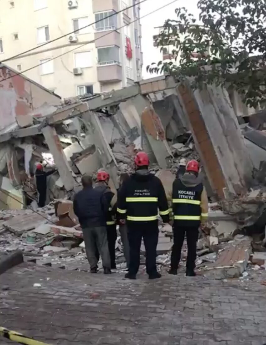 Kocaeli'nin Gebze ilçesinde, Güzeller Mahallesi'nde bir 6 katlı bina bilinmeyen