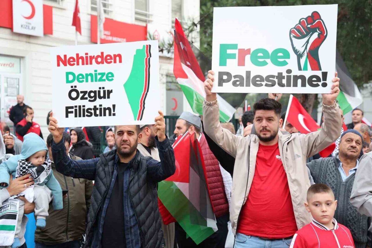 Gazze'ye destek amacıyla Gebze'de düzenlenen yürüyüşe on binlerce kişi katıldı.