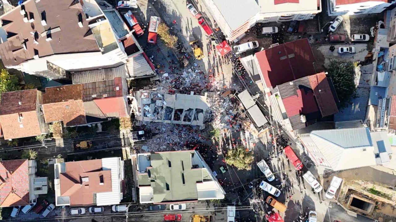 Kocaeli'nin Gebze ilçesinde sabah saatlerinde Mevlana Mahallesi'nde bulunan 6 katlı