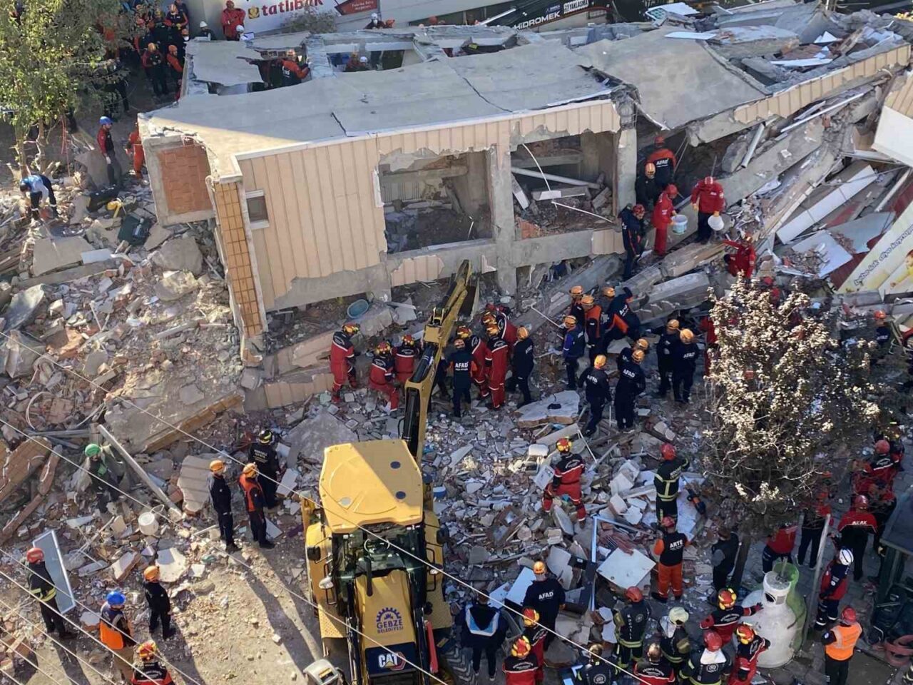 Kocaeli'nin Gebze ilçesindeki 6 katlı bina, sabah saatlerinde henüz belirlenemeyen