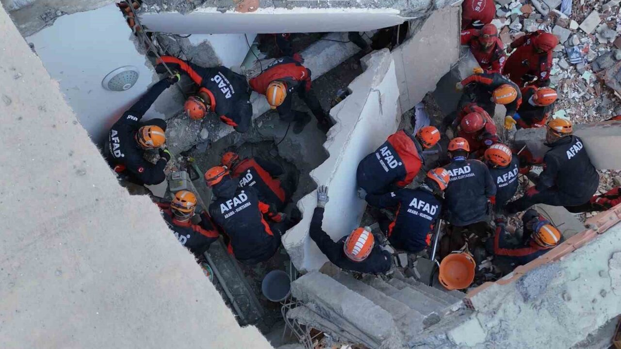 Kocaeli'nin Gebze ilçesinde sabah saatlerinde çökme meydana gelen bir binada,