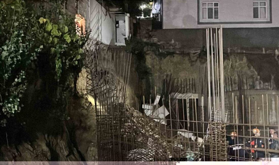Kocaeli'nin Gebze ilçesinde bir inşaat temelinin bitişiğindeki müstakil evin duvarı