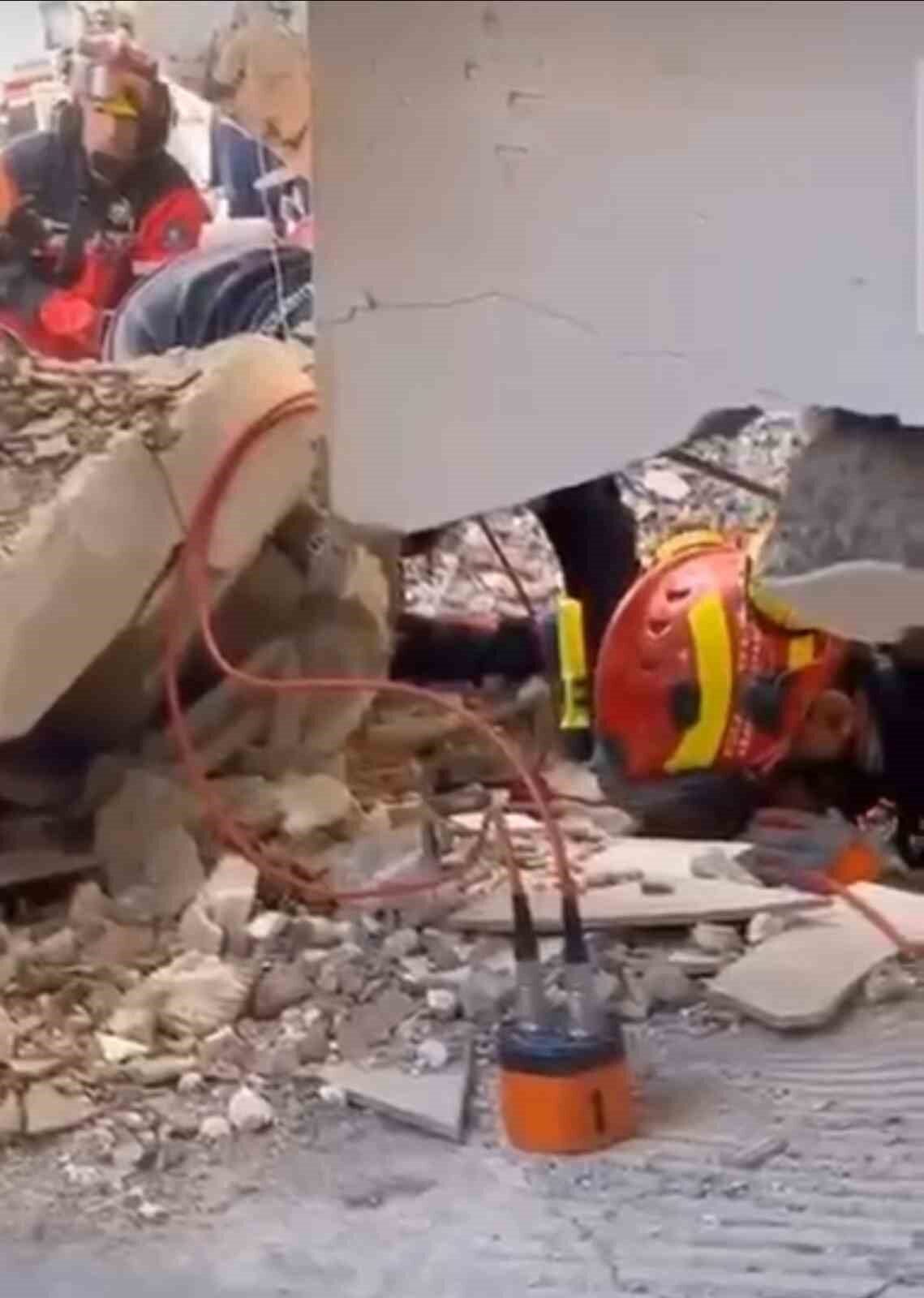 Kocaeli'nin Gebze ilçesindeki çöken binanın enkazında arama kurtarma çalışmaları devam