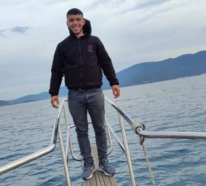 Denizli’de Gece Vakti Direksiyon Hakimiyetini Kaybeden Gençler Dereye Uçtu: İki Cansız Bedene Ulaşıldı Denizli'nin Güney ilçesinde Yasin Dedeoğlu ve Oğuzhan Yoldaş, direksiyon hakimiyetini