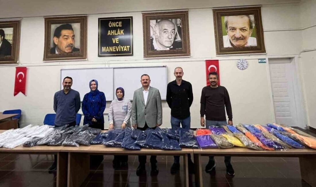 Kütahya'nın Gediz ilçesindeki Halk Eğitimi Merkezi, kursiyerlerin hazırladığı kışlık kıyafetleri