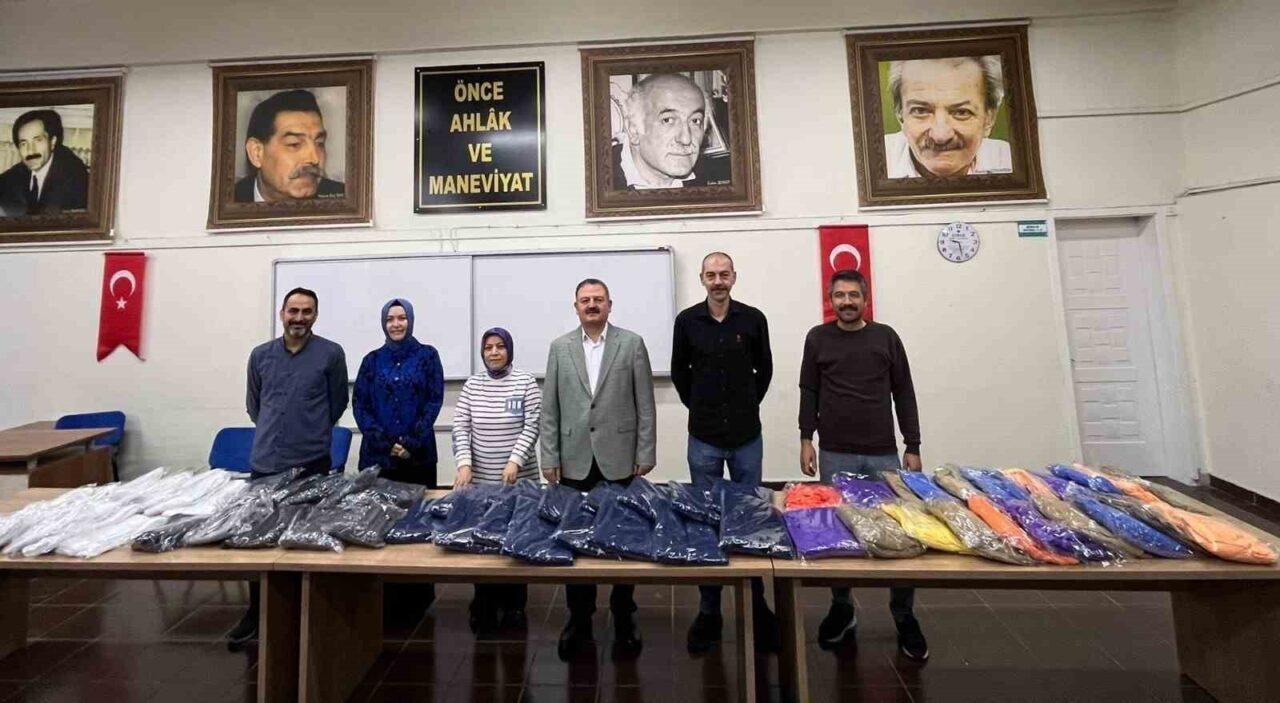 Kütahya'nın Gediz ilçesindeki Halk Eğitimi Merkezi, kursiyerlerin hazırladığı kışlık kıyafetleri