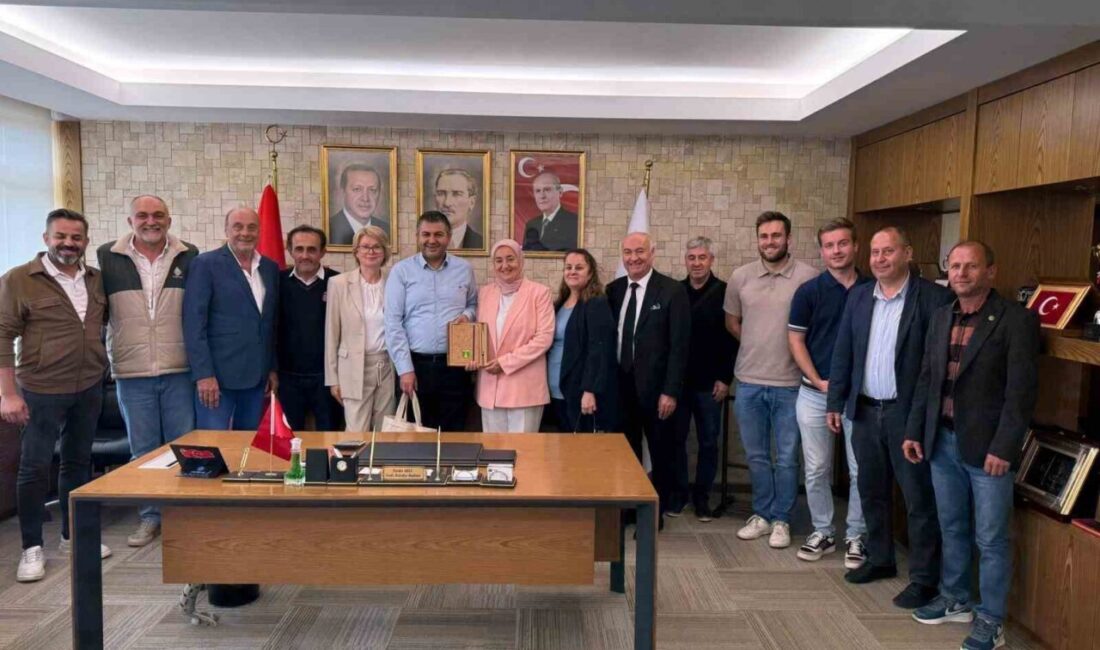 Almanya’dan Gediz’e Kardeş Kulüp Temasları: Yeşilçayspor ve Nienhagen Spor Kulübü Ortaklık İçin Bir Araya Geldi Almanya'nın Nienhagen Spor Kulübü yetkilileri, Kütahya'nın Gediz ilçesindeki Yeşilçayspor Kulübü