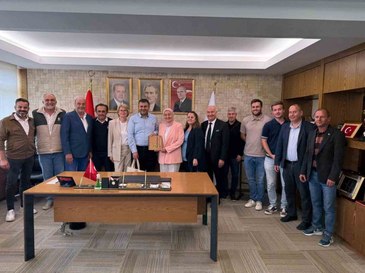 Almanya'nın Nienhagen Spor Kulübü yetkilileri, Kütahya'nın Gediz ilçesindeki Yeşilçayspor Kulübü