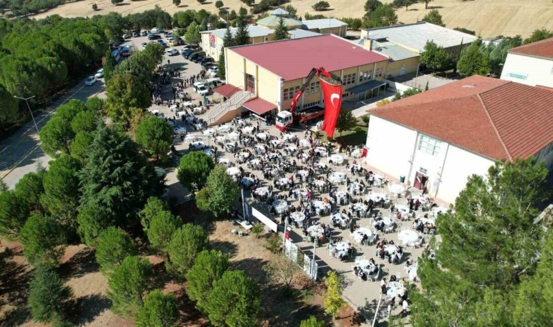 Gediz’de 3. ‘Sizinleyiz’ Kahvaltısı ve Akademik Yıl Açılışı, Bin Öğrencinin Katılımıyla Gerçekleşti Kütahya'nın Gediz ilçesinde düzenlenen 3. Geleneksel 'Sizinleyiz' Kahvaltısı, yaklaşık bin