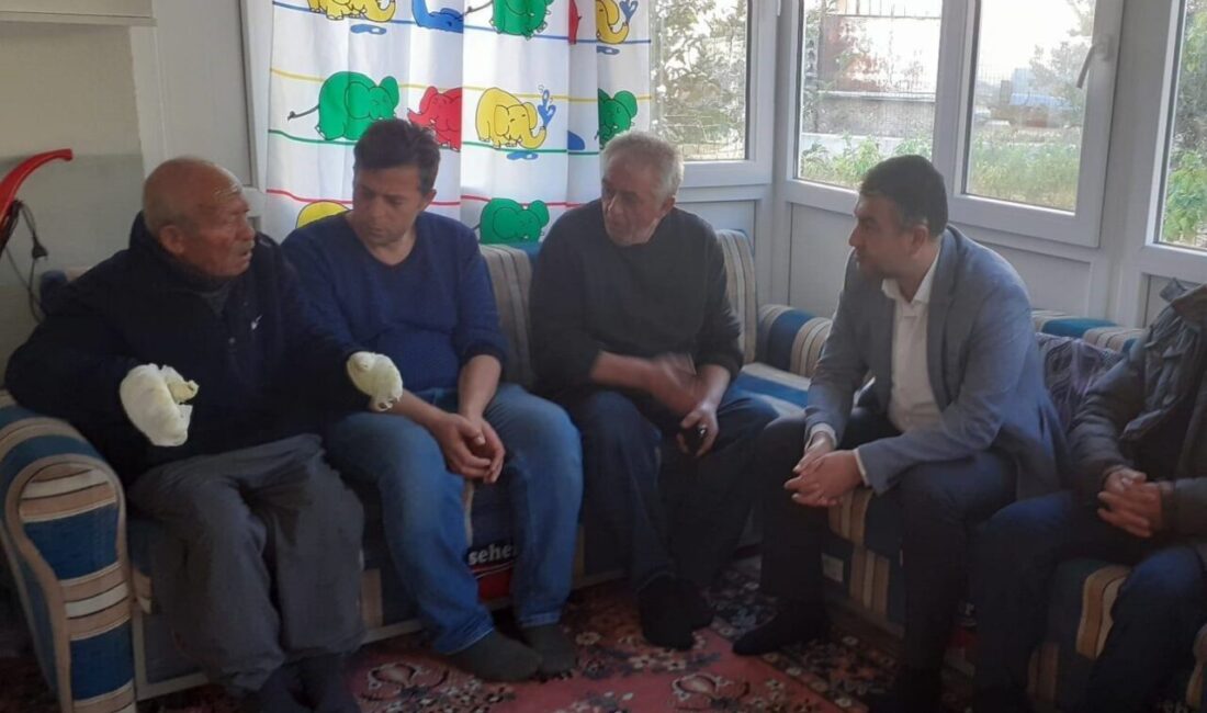 Kütahya'nın Gediz ilçesinde iki katlı ahşap bir evde çıkan yangın,