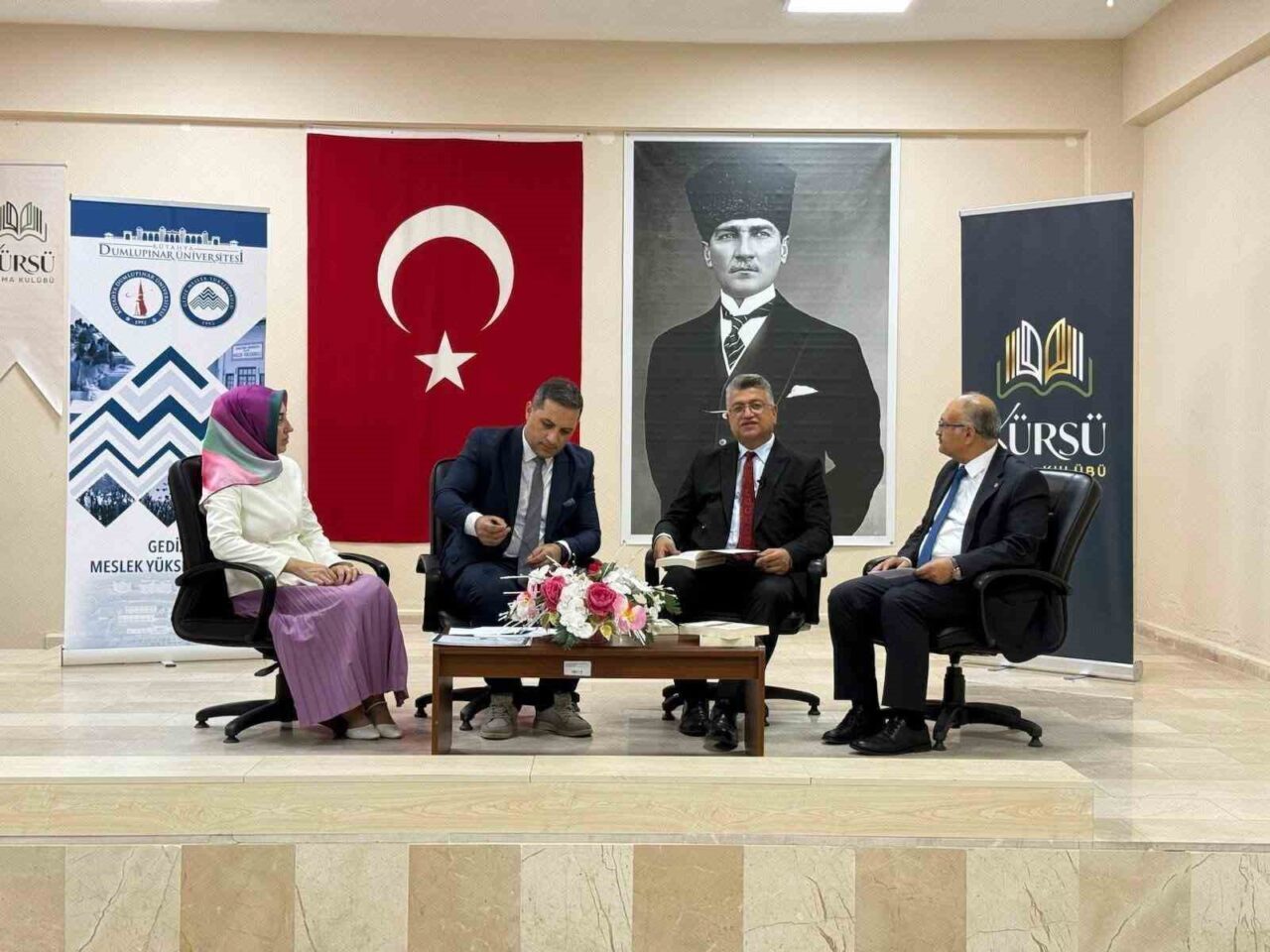 Gediz'deki Kürsü Okuma Kulübü, "Düşüncenin Kürsüsünde Buluşalım" etkinliği düzenledi. Kütahya