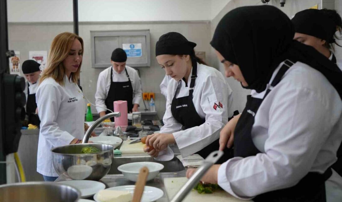 Samsun’daki Altınkum Turizm Lisesi Öğrencileri, 5 Yıldızlı Otellerde Staj Yaparak Kariyerlerine Hızla İlerliyor Samsun'un Atakum ilçesindeki Altınkum Turizm Mesleki ve Teknik Anadolu Lisesi,