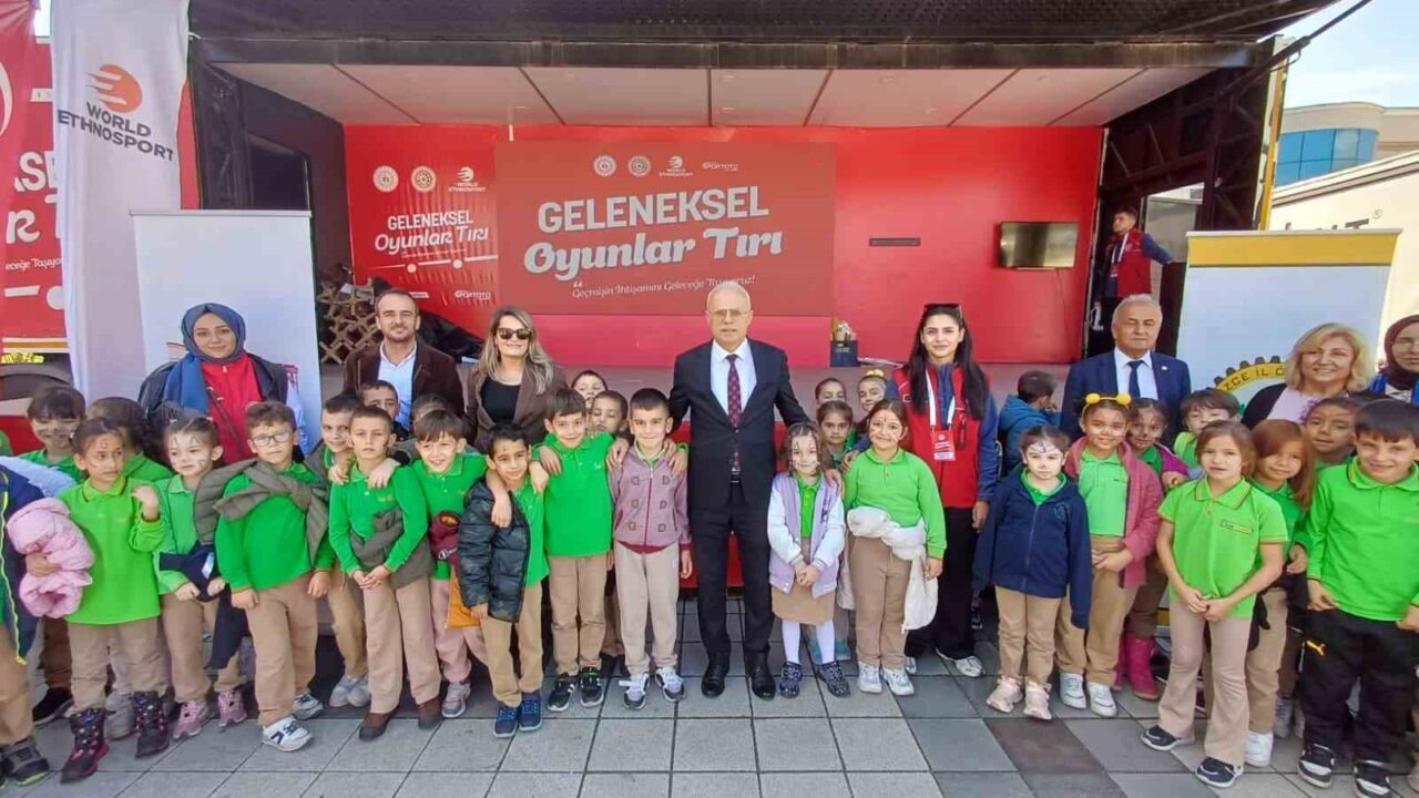 Düzce'de düzenlenen Geleneksel Oyunlar Tırı etkinliği, öğrencilere geçmişin kültürel mirasını