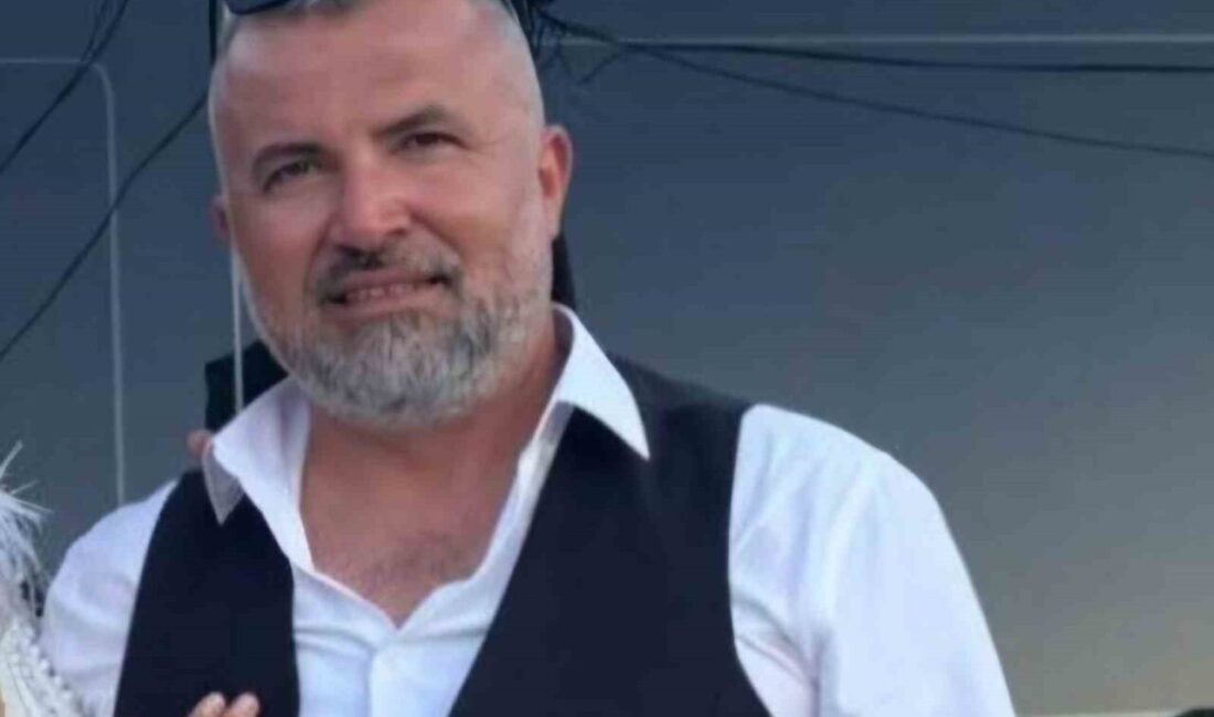 Çanakkale'nin Gelibolu ilçesinde alabora olan bir teknede balık tutan 4