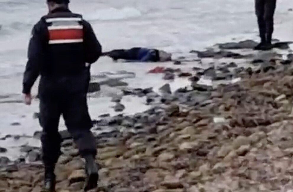 Çanakkale'nin Gelibolu ilçesi açıklarında batan teknede 2 kişi yaşamını yitirdi.