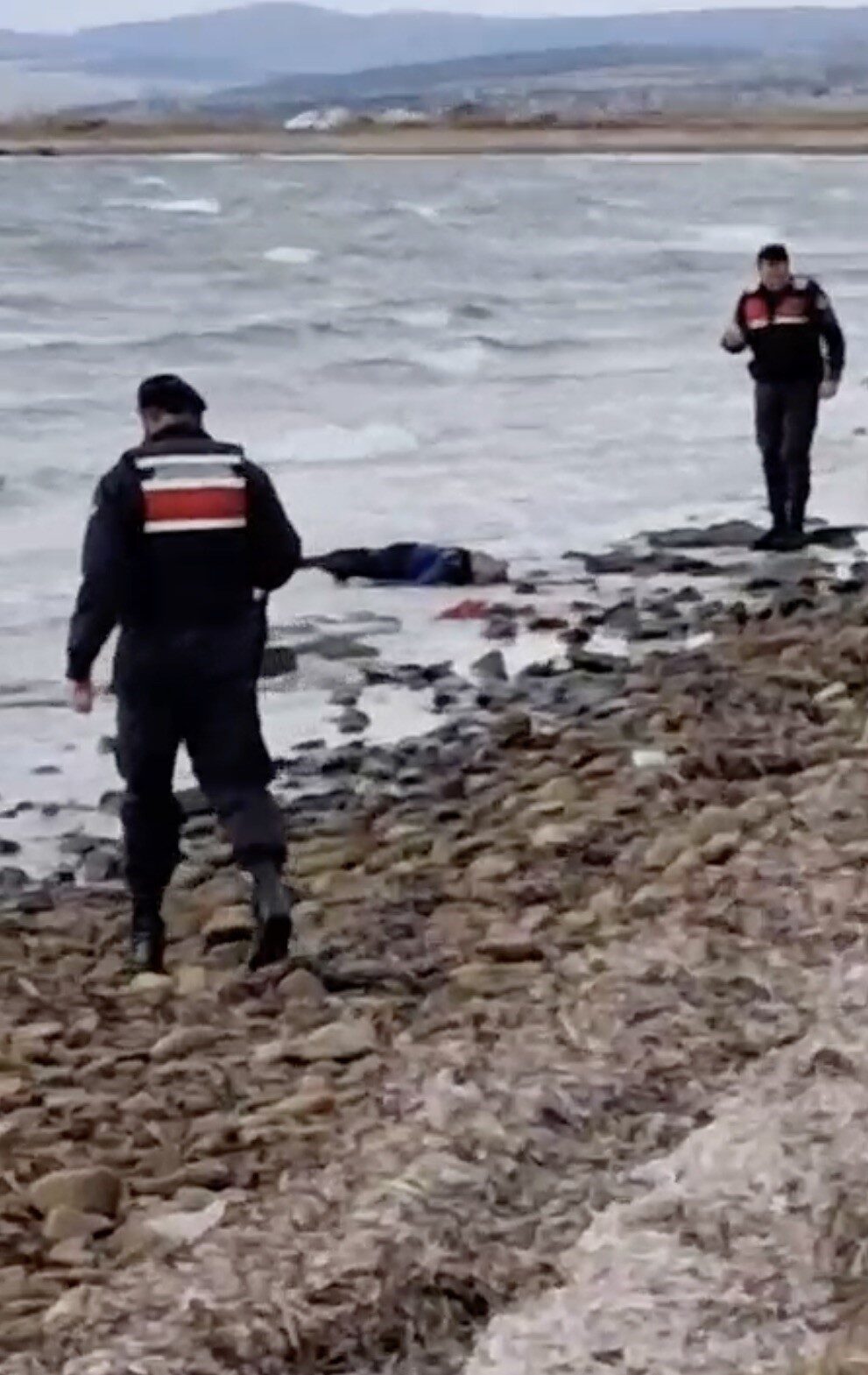 Çanakkale'nin Gelibolu ilçesi açıklarında batan teknede 2 kişi yaşamını yitirdi.