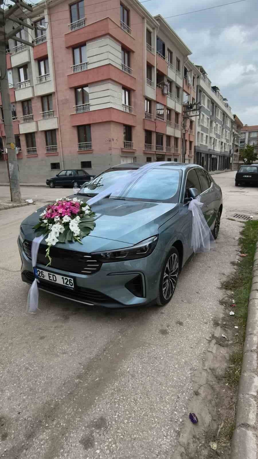 Eskişehir’de Düğünlerini Yerli TOGG T10F Araçla Kutlayan Büşra ve Emre Tuncer Çifti Göz Doldurdu