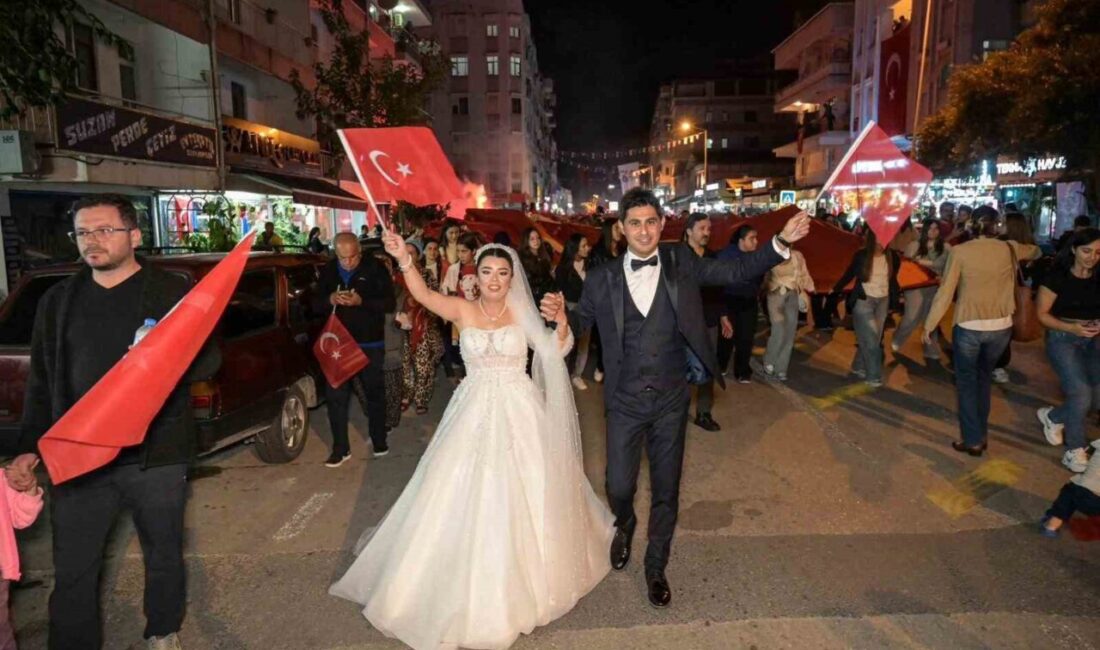 Demre’de Cumhuriyet Kutlamalarına Gelin-Damat Katılım Sağladı Antalya'nın Demre ilçesinde, Cumhuriyet'in 102. yıl dönümü etkinlikleri kapsamında fener