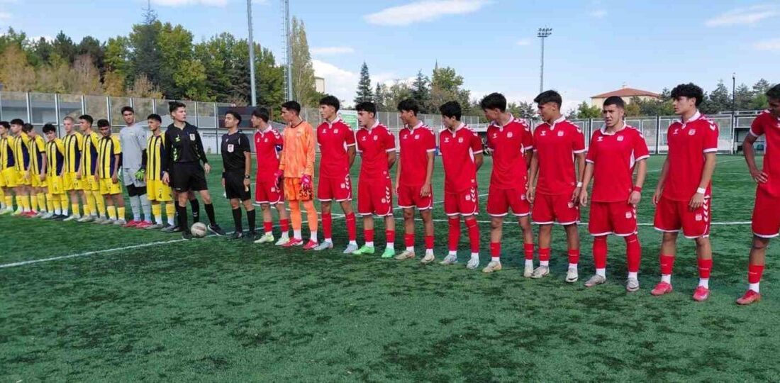 Talas Belediyespor U-17, Sivasspor’a 4-0’lık skorla mağlup oldu Gelişim Ligi U-17 8. Grup'ta Talas Belediyespor, Sivasspor'a 4-0 yenildi.