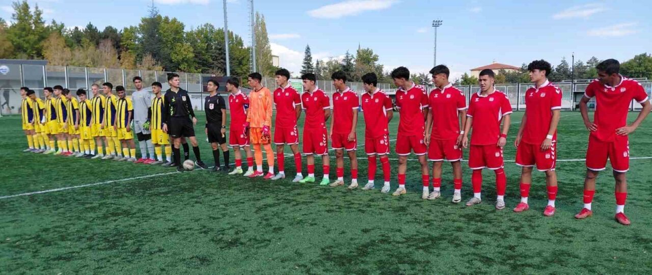 Gelişim Ligi U-17 8. Grup'ta Talas Belediyespor, Sivasspor'a 4-0 yenildi.