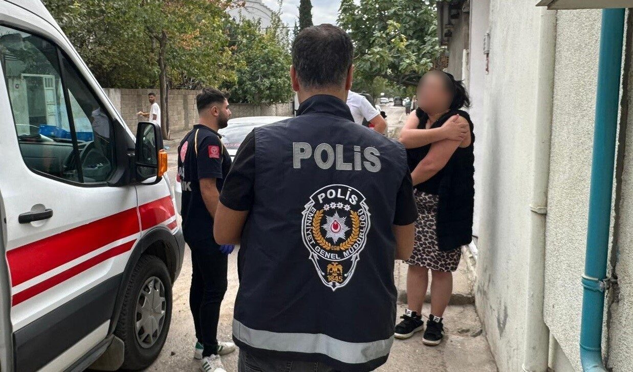 Adıyaman'da S.K. (27), arkadaşları olduğu öğrenilen iki erkeğin saldırısına uğradı.