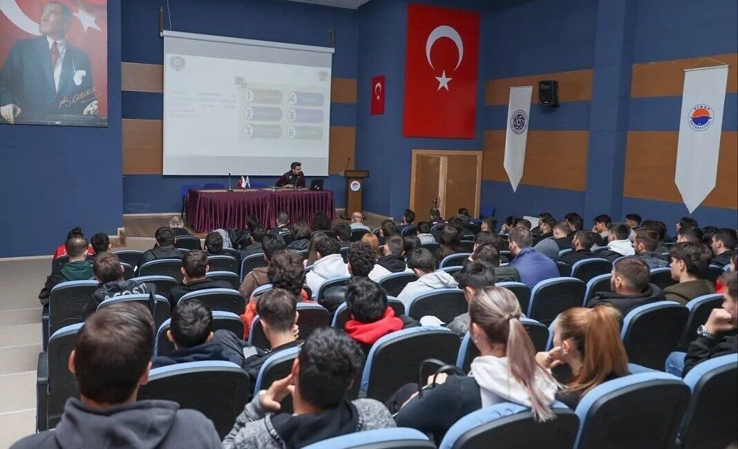 Sinop'ta gerçekleştirilen "Gençlik ve Güvenli Gelecek Projesi" çerçevesinde, İl Emniyet