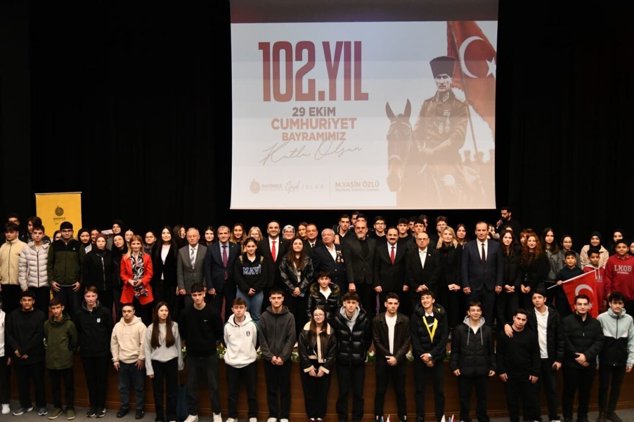 Başiskele'de "Cumhuriyet ve Gençlik Söyleşisi"nde gençler, tarihçi Koray Şerbetçi'den Cumhuriyet’in