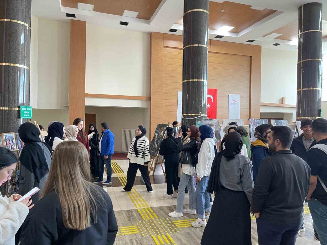 Bingöl Üniversitesi'nde düzenlenen sergide, Bingöl Gençlik Merkezi'nde gençler tarafından üretilen