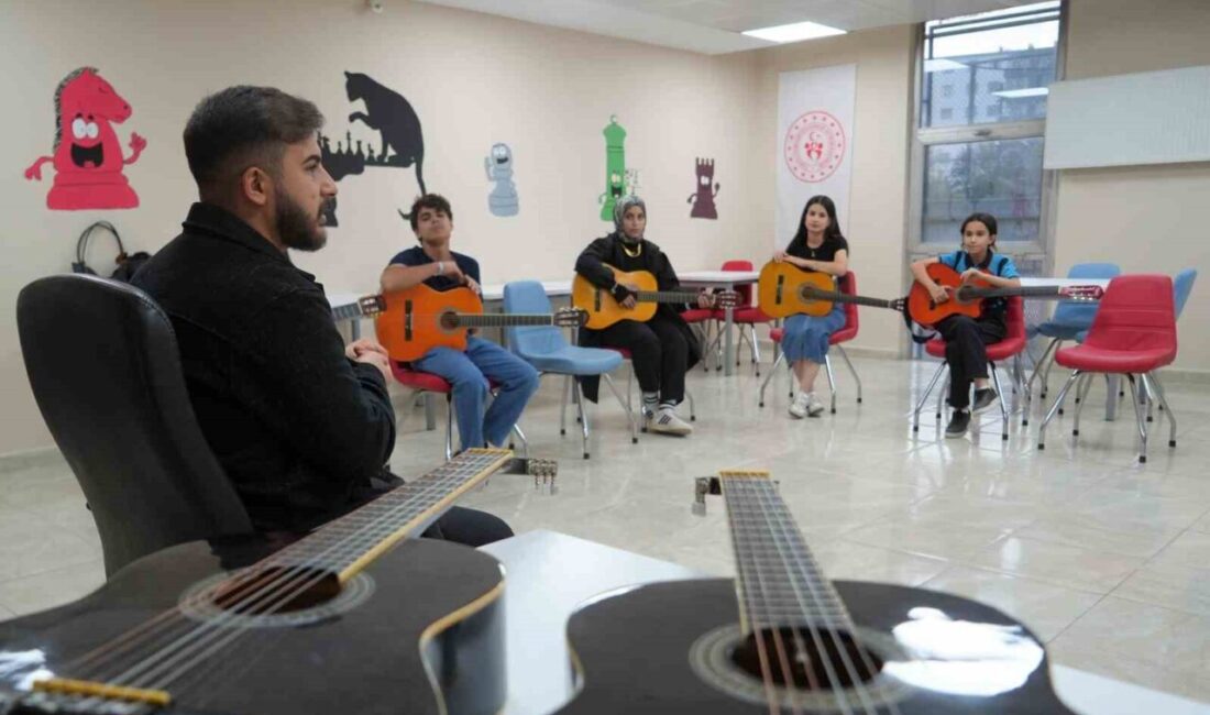 Muş'taki Gençlik Merkezi'nde açılan Güzel Sanatlar Atölyesi, gençlere çeşitli sanatsal